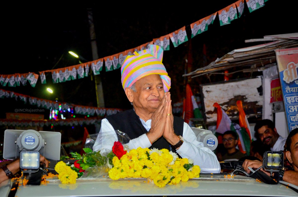 SwatiVyasrymp's tweet photo. मुस्कुराहटें आबाद रहेगी सदा यहां 
राजस्थान मीरा के प्रेम का प्रदेश है...🙏🙏🙏🙏😊😊❤️❤️💯💯👏👍🤗👌👌
#राजस्थान_कांग्रेस_के_साथ @ashokgehlot51 @RahulGandhi @_lokeshsharma @_Team_LS @YadavJi____ @Mahipalbish9e @Sukhjinder_INC @SachinPilot @DrSatishPoonia @PMOIndia @RG_Yuva_Mitra https://t.co/jwiLXsAC2V