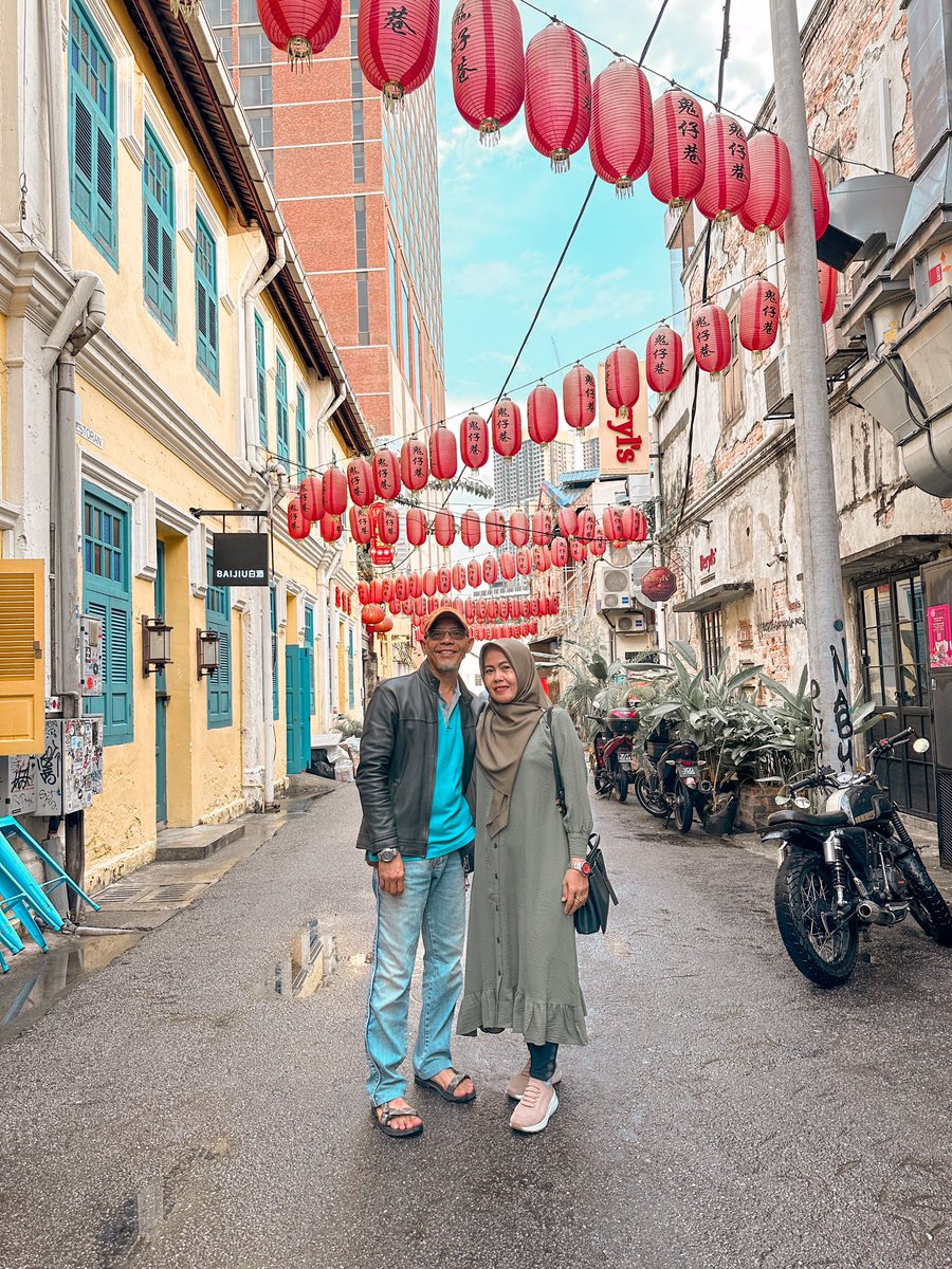 mardiaheyyy's tweet photo. Pengen ke Luar Negeri tapi pengennya yang Low Budget? Gue saranin ke Kuala Lumpur aja. Gue sama keluarga Agustus kemarin liburan ke Singapore - KL murah aja perorang cuma abis 5jt buat 6 harian 🥳🫶 https://t.co/y6nV1Bg19k