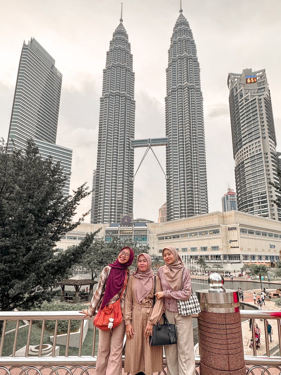 mardiaheyyy's tweet photo. Pengen ke Luar Negeri tapi pengennya yang Low Budget? Gue saranin ke Kuala Lumpur aja. Gue sama keluarga Agustus kemarin liburan ke Singapore - KL murah aja perorang cuma abis 5jt buat 6 harian 🥳🫶 https://t.co/y6nV1Bg19k