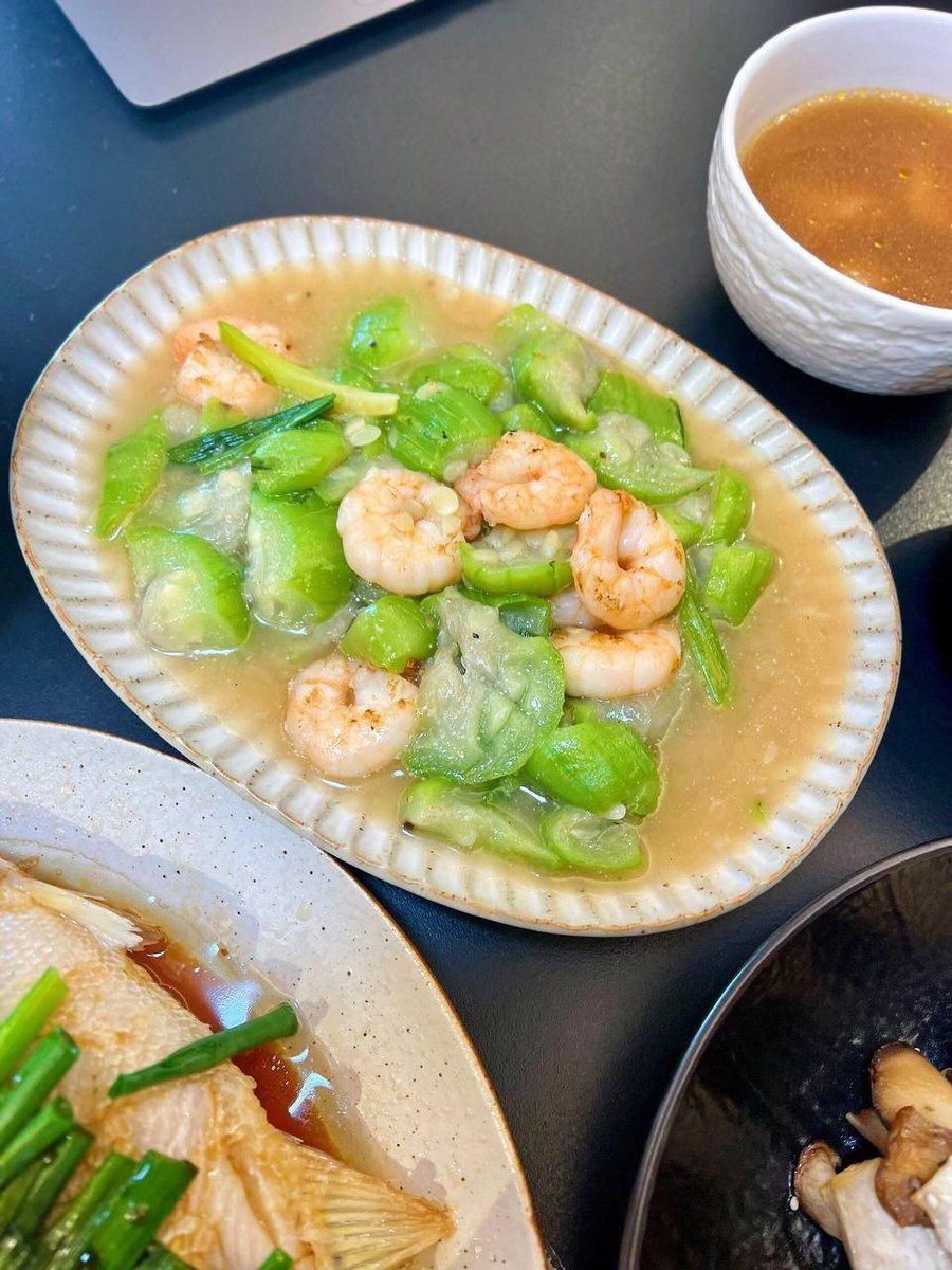 How to stir-fry king oyster mushrooms:
Cut the whole king oyster mushroom into thin slices of about 2cm and toss with olive oil, black pepper and sea salt.
Put it in the air fryer at 190 degrees for 15 minutes. If you like it dryer, you can extend the time.