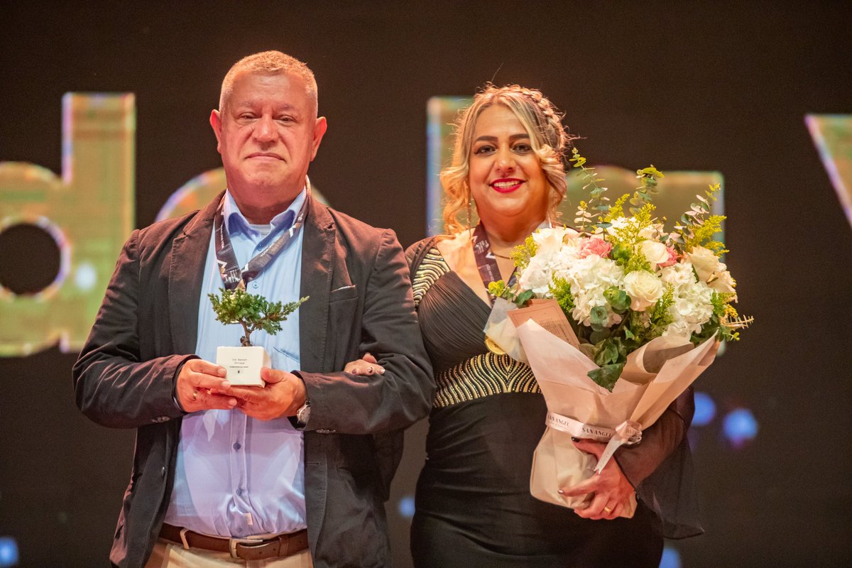 EducacionMed's tweet photo. Es un honor reconocer a Eliana y a Jorge por su vocación docente puesto al servicio de la juventud de la ciudad. ¡Felicidades por el premio a Toda Una Vida! ✨🏅🫶🏻🏆

#PremiosALaCalidad Educativa - Ser Mejor https://t.co/61oj70nHFO