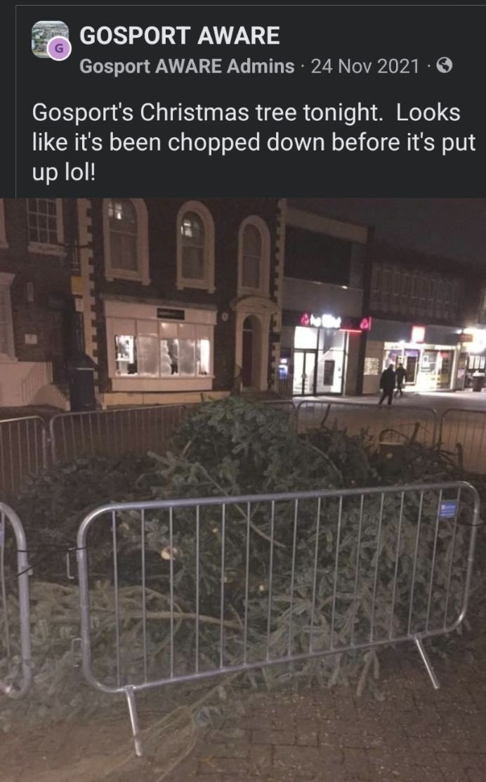Euthumia's tweet photo. Karácsonyi fák 🤣🎄sikersztorik minálunk
#thisisuk 2019,2021.
Szinte minden évben volt vmi gebasz 🎄 https://t.co/aj35gBgAK2