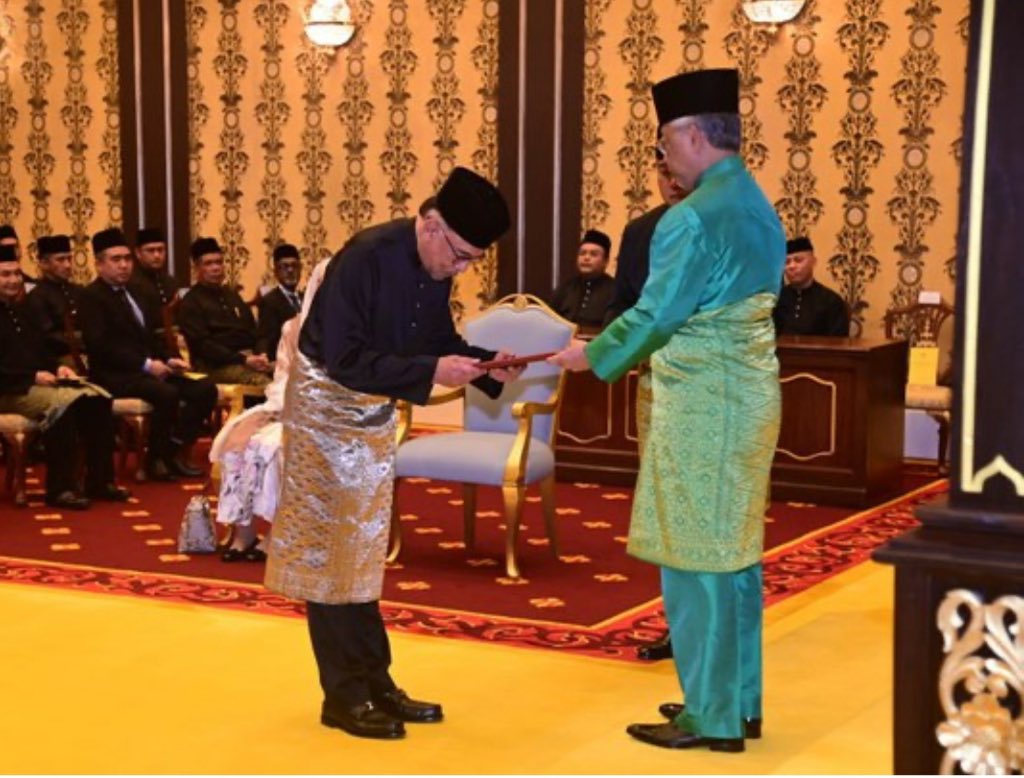 jerryyap2's tweet image. Selepas 365 hari
Keadaan politik kini lebih stabil
Ekonomi negara semakin pulih
Kepercayaan Rakyat semakin solid 

Syabas PMX ! 
Teruskan usaha dalam membentuk Kerajaan MADANI yang mantap !

#demiRakyat14
#KerajaanMADANI