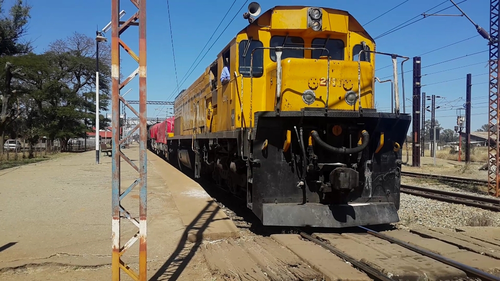 zimpropertynews's tweet image. 🚆 🌱  #ZimRailRevival #EconomicGrowth 
Rails of Renaissance: Propelling Zimbabwe&apos;s Industrial Resurgence through Strategic Collaboration and Innovation;

In the heart of Zimbabwe&apos;s economic renaissance lies a transformative vision centred around the revitalization of its rail…