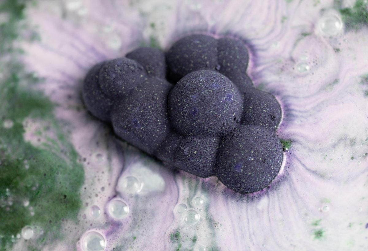 2023年のブラックフライデーにキャンぺーン限定バスボム『ザ クラウド』を発売します。

この商品の売上げの全額(消費税を除く)は本キャンペーンのパートナーである「People vs Big Tech」に寄付されます。