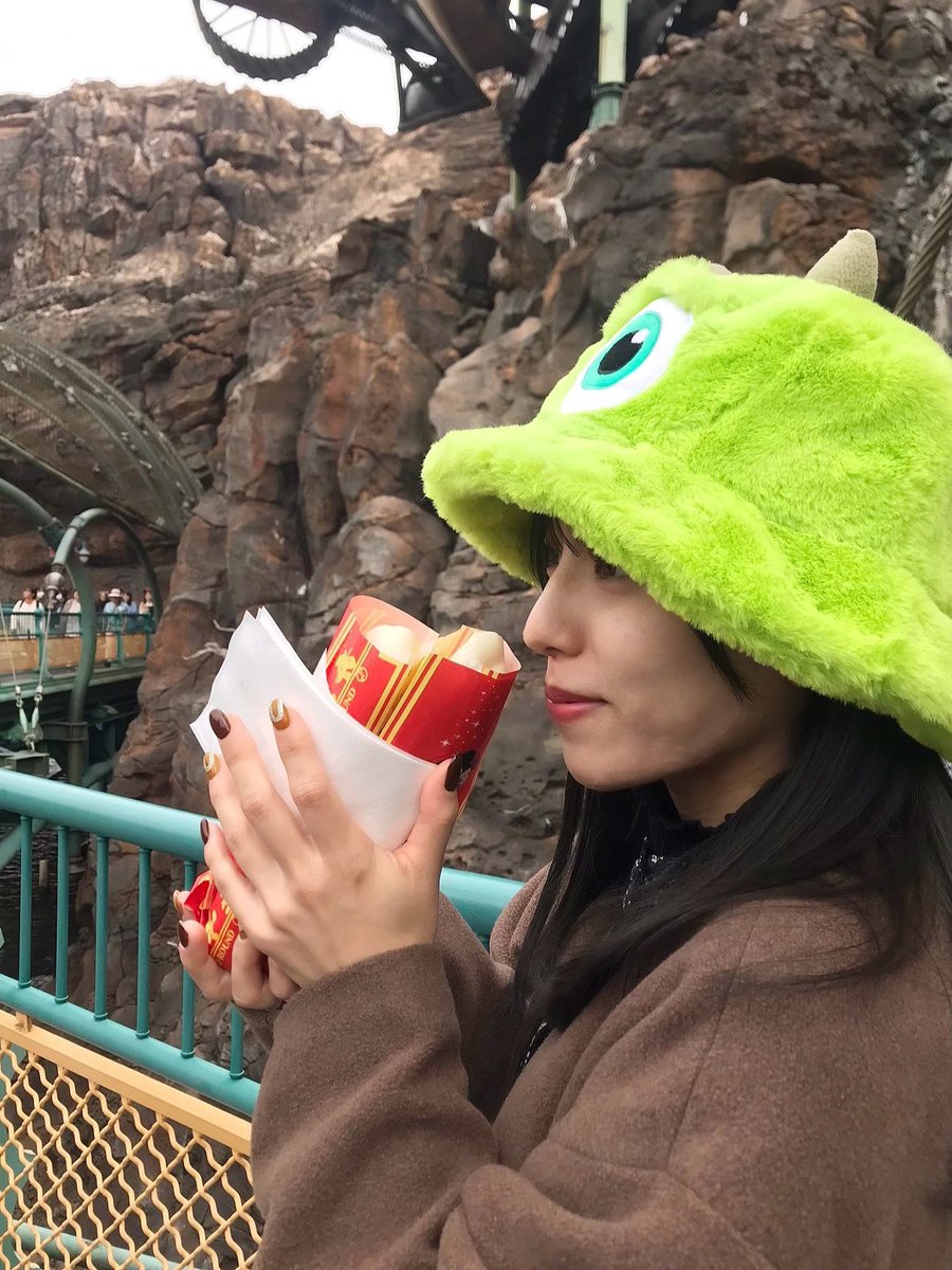 先日、1年ぶりのディズニーへ🌏 マイクの帽子のおかげで頭だけは一日中ずっとポカポカでした。 インスタにここに載せてない写真載せてるので是非見てね☺︎ また来年🌸 #Disney