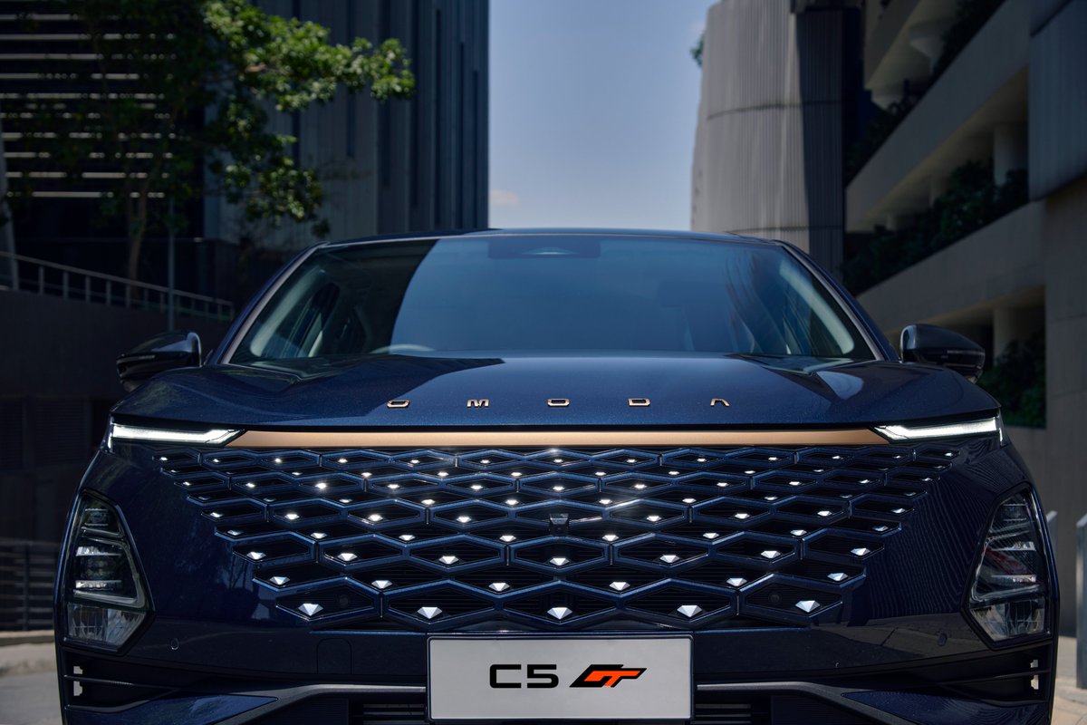 Oversteercafe's tweet image. The Omoda C5 GT has been unveiled and will feature a 1.6T 7-speed DCT transmission with 145 kW and peak torque of 290 N.m. 

The starting price will be R589 000

#omodac5 #omodagt #oversteercafe