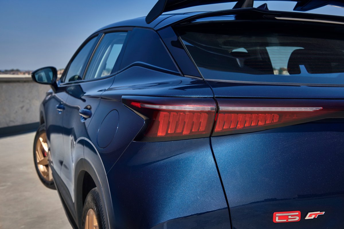 Oversteercafe's tweet image. The Omoda C5 GT has been unveiled and will feature a 1.6T 7-speed DCT transmission with 145 kW and peak torque of 290 N.m. 

The starting price will be R589 000

#omodac5 #omodagt #oversteercafe