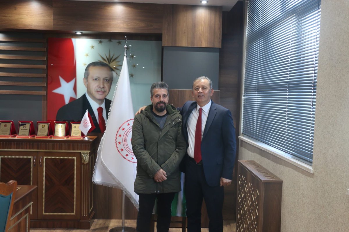 MustafaLog80's tweet photo. Destek hizmetleri personelimiz ve resim öğretmenimiz değerli kardeşim Sait DEMİR,genç ofisimizde yüzlerce öğrencimize ders veriyor abilik yapıyor Rabbim sağlık sıhhat afiyet versin. https://t.co/RBRMU4VgZ4