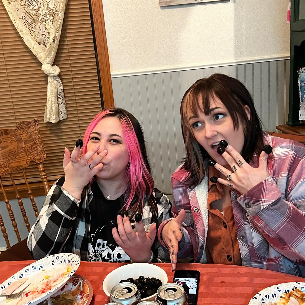 Katadily's tweet photo. Cousins in blood. Besties for life. Happy leaferickson day. Hingadingadergin https://t.co/gw4y8wOTJh