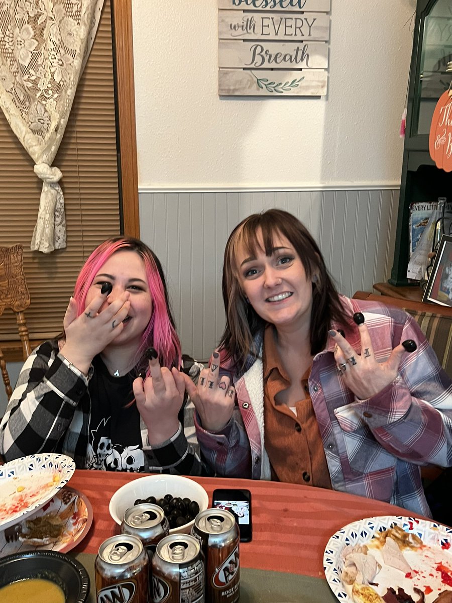 Katadily's tweet photo. Cousins in blood. Besties for life. Happy leaferickson day. Hingadingadergin https://t.co/gw4y8wOTJh