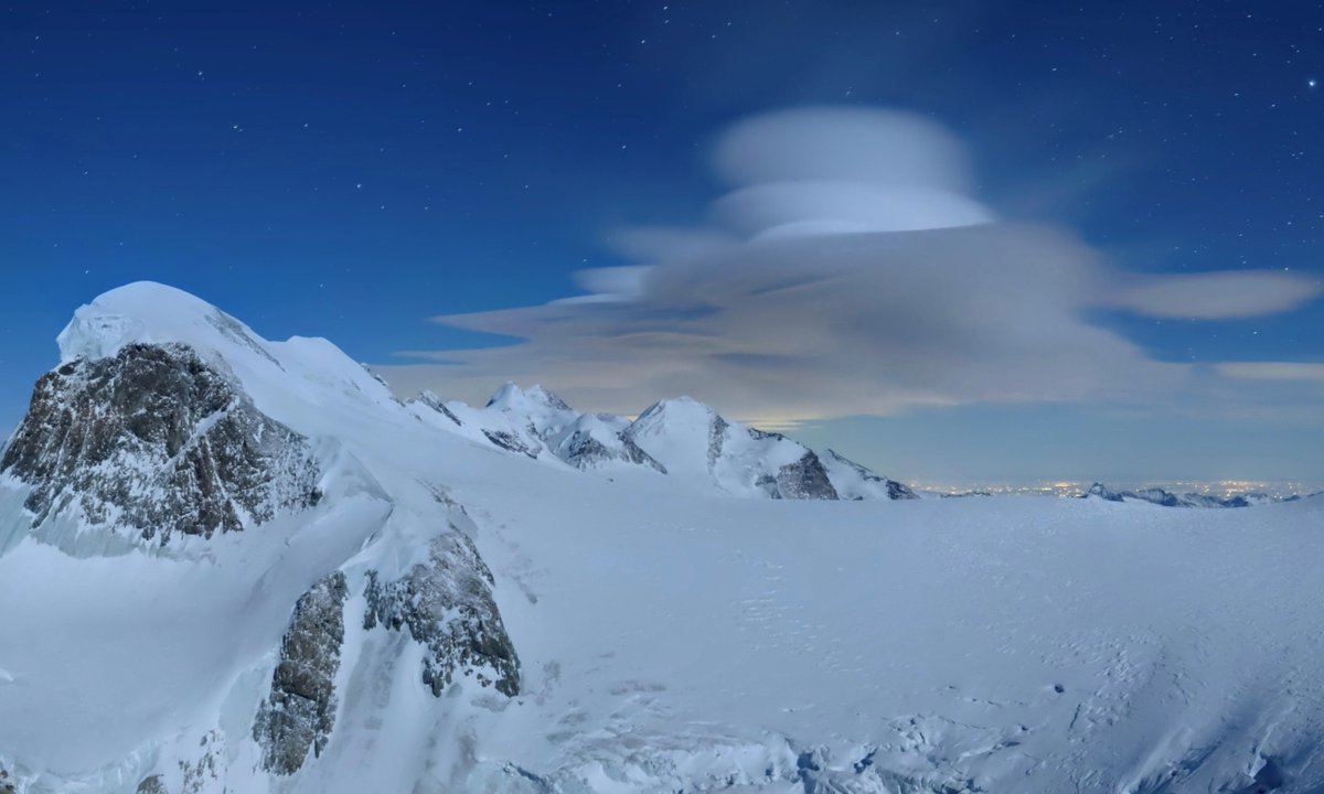 Nächtliches Wolken-Spektakel über den Walliser #Hochalpen. Die Webcam-Aufnahmen vom Kleinen Matterhorn zeigen die Strömungs-Dynamik in Form dieser eindrücklichen Altocumulus #Lenticularis Bewölkung über dem Monte Rosa Massiv. Quelle: zbag.roundshot.com/matterhornglac…