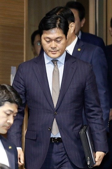 [단독] 김승희 전 의전비서관, 첫째 자녀 학폭도 있었다 (출처 : 주간조선 | 네이버 뉴스) naver.me/F9zumuYp