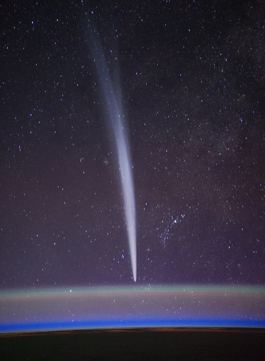 astro_jaz's tweet photo. a breathtaking photo of comet lovejoy from the iss ☄️🌌 https://t.co/iL1rwdkDJP