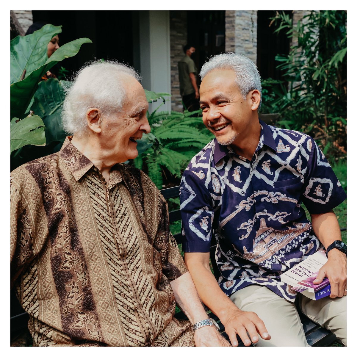 ganjarpranowo's tweet photo. Guru bagi anak semua bangsa dari masa ke masa. Terimakasih buku spesialnya Romo Franz Magnis Suseno. https://t.co/NQyMPwsesN