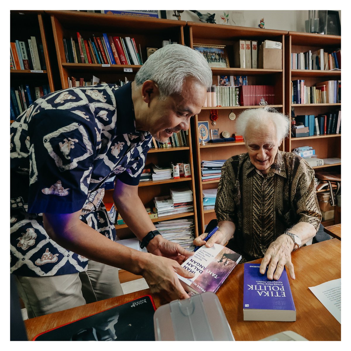 ganjarpranowo's tweet photo. Guru bagi anak semua bangsa dari masa ke masa. Terimakasih buku spesialnya Romo Franz Magnis Suseno. https://t.co/NQyMPwsesN