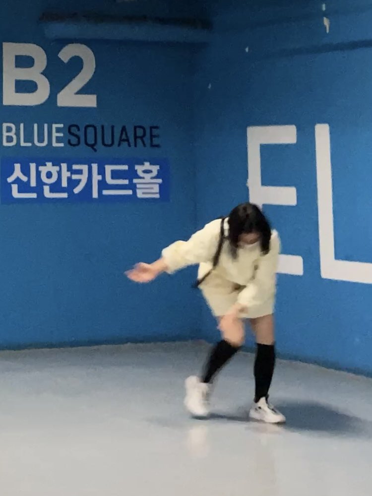 드디어 의문 해결 된 커플룩의 비밀

지수이히랑 신댄이랑 같이 레베카 하는 날마다 검정 빈스타킹, 초록티 이런식으로 커플템 하나씩 겹쳐서 지수이히 한테 물어보니까

지수이히: ㅋㅋㅋㅋ영숙 언니랑 신기하게 겹치더라구요!

맞춰 입은게 아니라 텔레파시였나봄 둘다 ㄱㅇㅇ..🤍