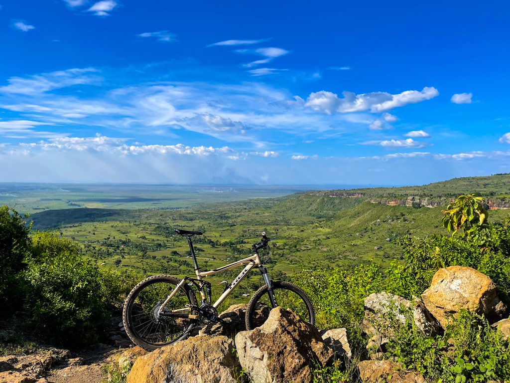 ChebetJuma1's tweet photo. Sometimes it’s what it’s. Biked on off beaten trail following the footprints 👣 of the previous MTB Enduro crew and founders. Great challenge, stunning views, and sweaty 🥵 thrilling moments. https://t.co/QnNajTd5ts
