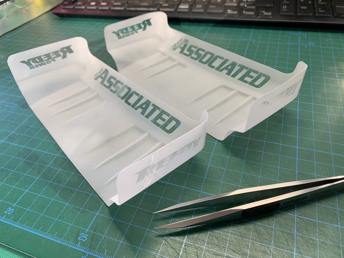 ExpertRc's tweet image. Ｊコン付属のウィング、今回は捨てたりせずにセッティングパーツとしてちゃんと使う😤楽しみにしてたクロイヌさんごめん🙏ブラスト後のマスキング剥がすのはもちろん例のピンセットで🤤
#associated #associatedrc #WeAreAE #reedy #reedypower