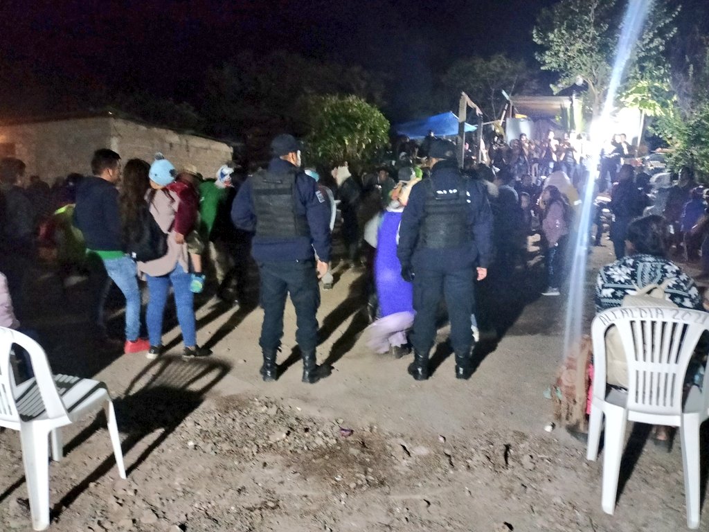 PMMiahuatlanOax's tweet photo. Personal de la dirección de seguridad Pública Municipal brinda seguridad a la calenda popular en Santa catarina roatina Miahuatlán de Porfirio Díaz Oaxaca
@Policia_GobOax 
@DiscipuloMD 
@PrevenDDMiahua 
@KarinaBaronO https://t.co/mnSniXc3tN