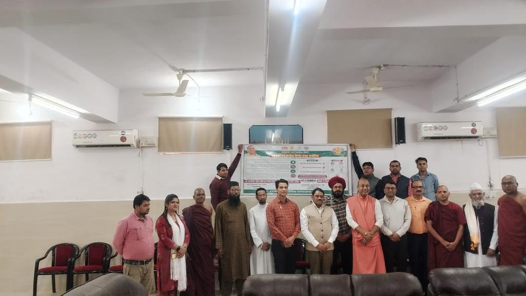 *टीबी मुक्त भारत और टीबी मुक्त आगरा के लिए एकजुट हुए सभी धर्मों के धर्मगुरु।* 
प्रधानमंत्री टीबी मुक्त भारत अभियान के अंर्तगत जनपद आगरा में सभी धर्मों के धर्मगुरों के साथ एक सम्मेलन सभी धर्मों के जनसमुदाय को टीबी के प्रति जागरुक करने हेतु एक धर्म गुरुओं का सम्मेलन आयोजित किया गया