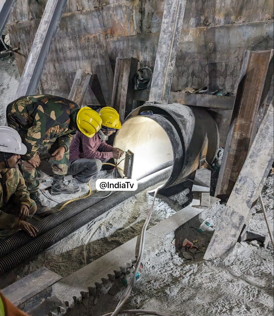 2 workers are inside the pipe and cutting all obstruction inside the #SilkyaraTunnel. One small pipe for Oxygen and another for removing CarbonMonoxide from Inside. Wait for few more hours top source claim who is responsible for this Operation. #IndianArmy…