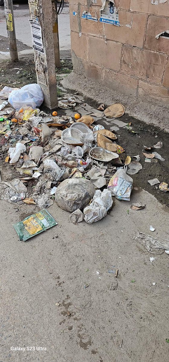 Gurugram city has become a garbage dump city ....
After every 50 M you can garbage spread everywhere..

No 👎 one in bothered 
Millions of fly on the garbage 🗑 dump

There is a huge chance of disease spreading due to this

No MCG
No government 
No Swach bharat