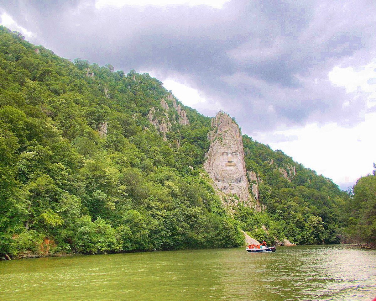 GuideToRomania's tweet image. It looks like Mount Rushmore, but it's King Decebal of Dacia [buff.ly/44amYZL] #DraculaLand #Romania #DrobetaTurnuSeverin #beautiful #king #hardwork