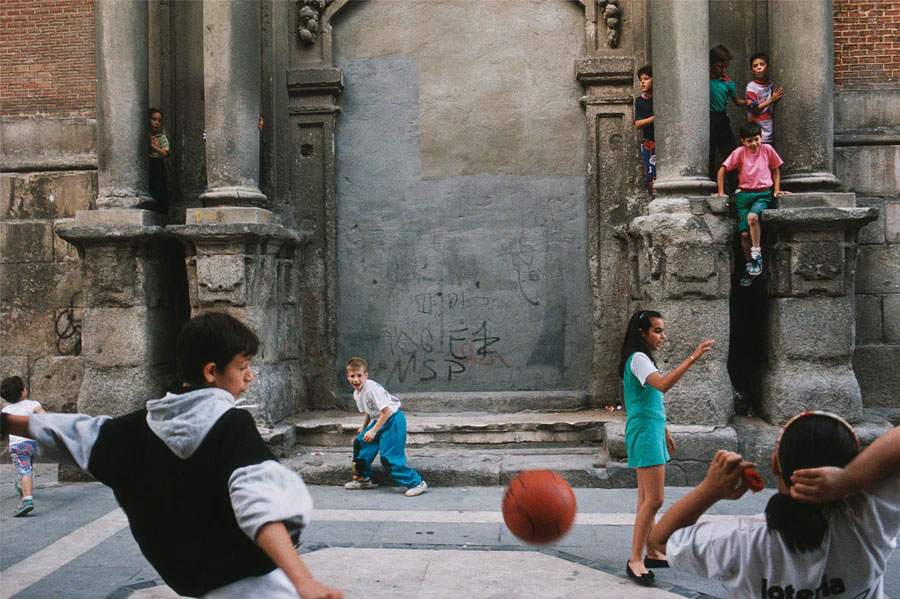 mixdevil66's tweet photo. #Dislocations: A Newly Reimagined Edition of #AlexWebb’s Long Out-of-Print Book @thamesandhudson https://t.co/0XopEQoVP1 #photography https://t.co/FAuw8CH3ia