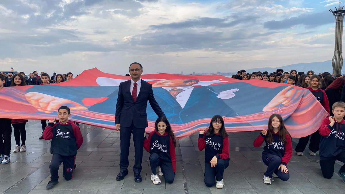 izmir_ilmem's tweet photo. 24 Kasım Öğretmenler Günü Programı İl Milli Eğitim Müdürümüz Dr. Ömer Yahşi ve Öğretmenlerimizin katılımıyla  Cumhuriyet Meydanı’ndaki Çelenk Sunma  Töreni ile başladı.
@tcmeb @Yusuf__Tekin @yahsiomer https://t.co/meDnCZrcxc