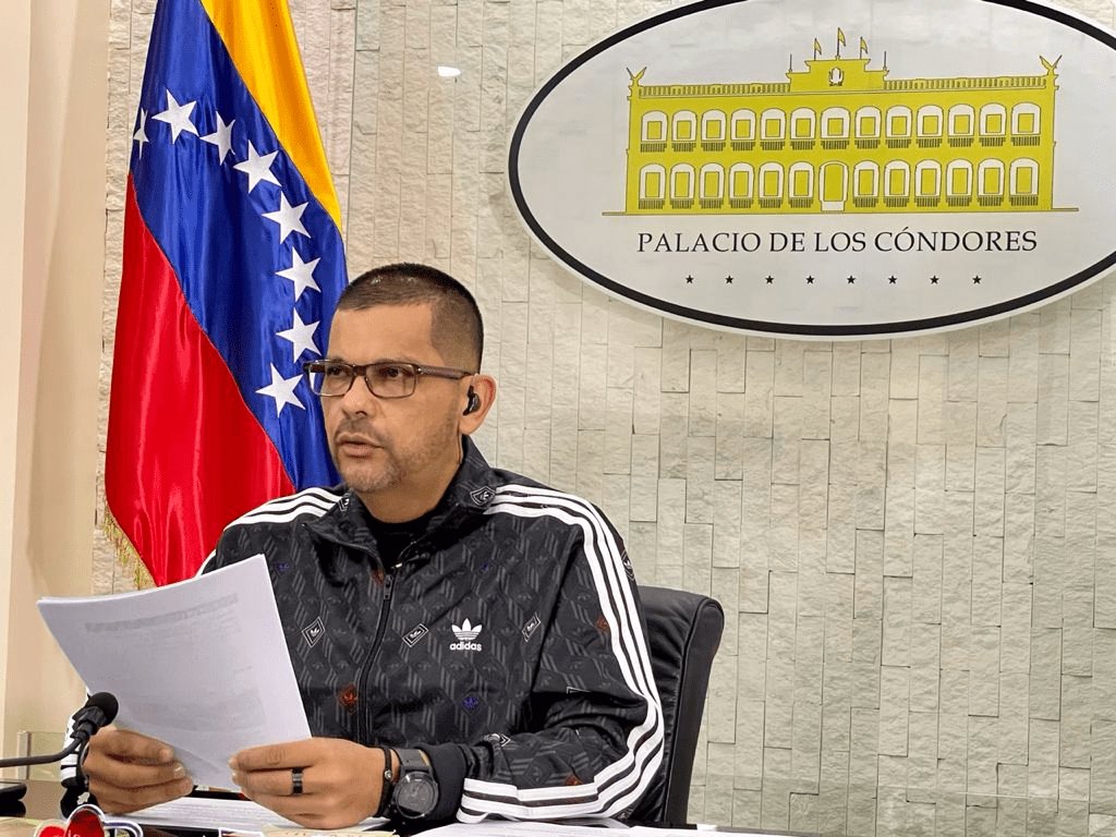 rajote's tweet photo. Tarek El Aissami se robó 30 mil millones de dólares,Omar Prieto en el ojo del huracán por 400 millones de dólares están sueltos viviendo como millonarios ,Nelson Piñero @Nelsonpvzla1  por subir noticias a las redes ( X) está detenido solo en Venezuela https://t.co/ptAtB1abTk