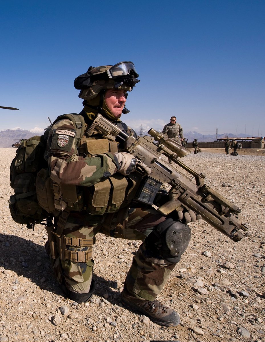 仏軍装でも案外G36使えるのは有名な話…？だがG36大抵M4マグ使える改造が施されてるとかか、もしくはなんかゴテモリのG36なんですよね