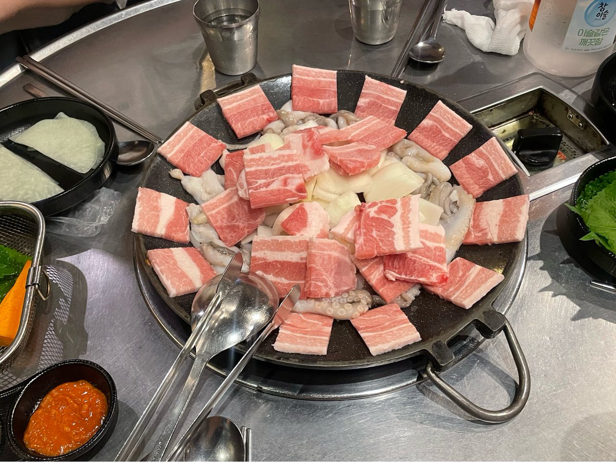 Matzipoppa's tweet photo. 부천역 가성비 맛집!

쭈꾸미 삼겹이랑 쭈구미 새우가 함께 나오는 곳인데
취향에 맞게 골라 먹을 수 있음 ㅎㅎ

플레이팅도 좋게 나오고 마지막에 볶음밥 비벼 먹는데
정말 맛있었음!! https://t.co/VKBgNoioxm