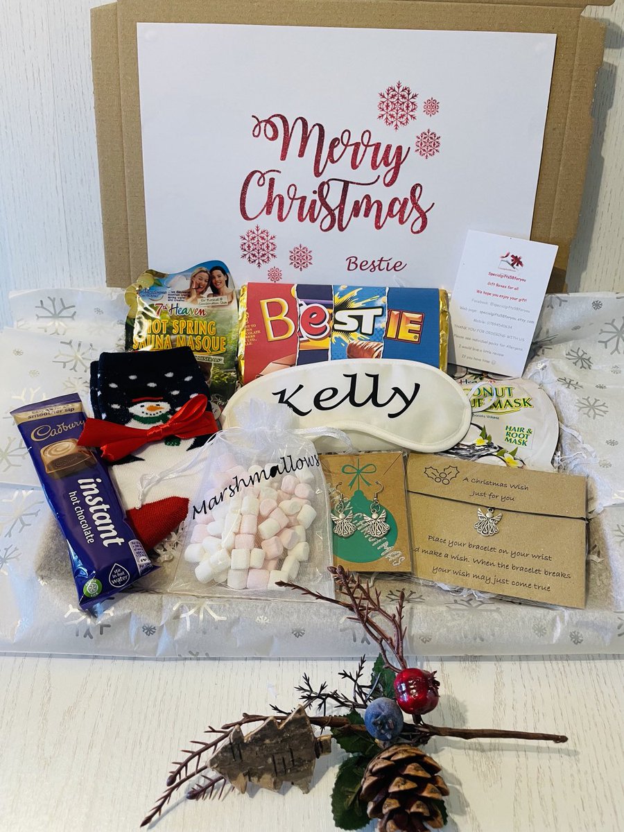 Lovely best friend Christmas hamper. Filled with lovely relaxing pamper gifts and jewellery. Perfect Christmas gift. #bestfriendgift #friendgift #christmasgift #sendahug #christmas #giftforher #bestie #etsy #specialgifts58foryou specialgifts58foryou.etsy.com/listing/995812…