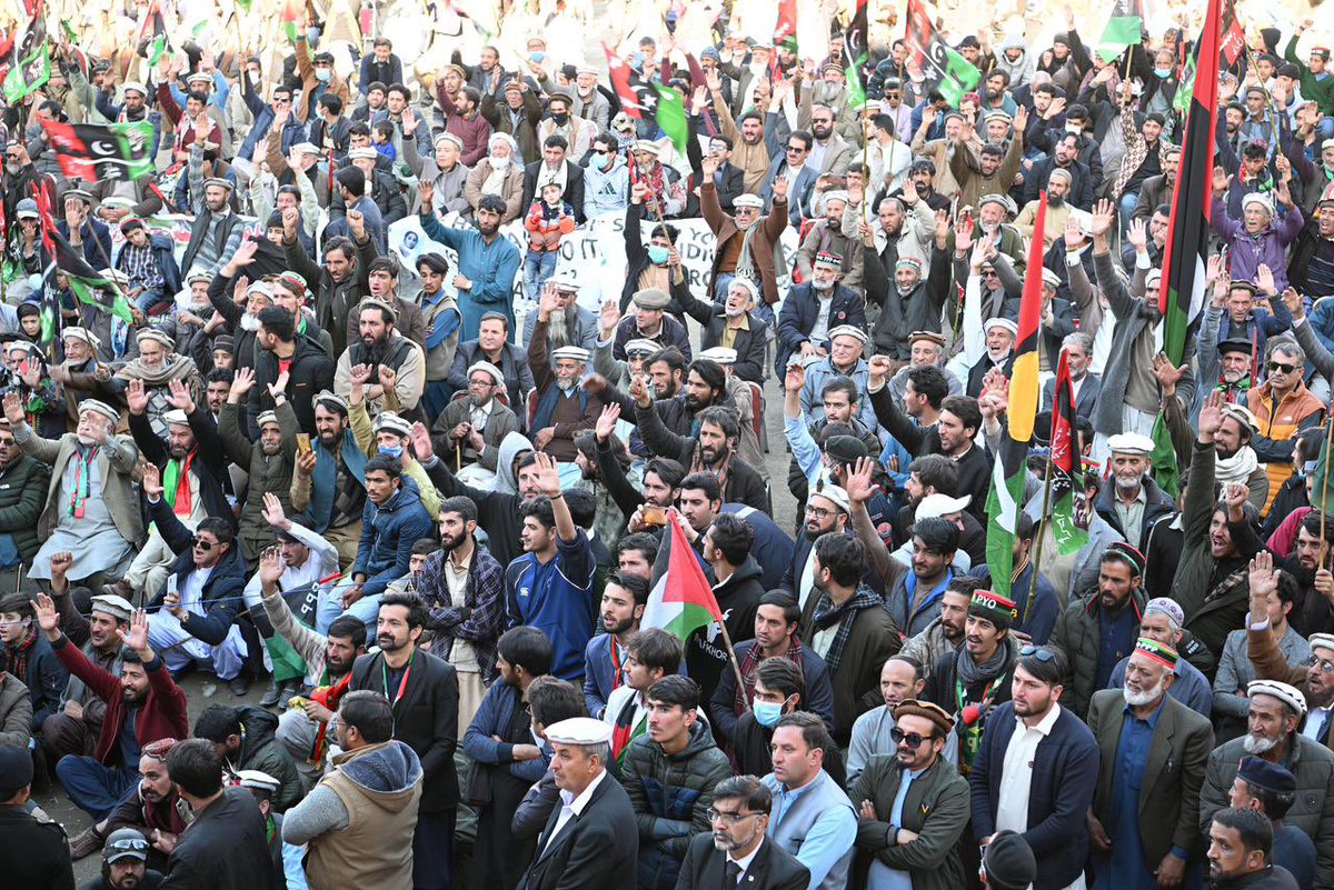 AhsanKaleri's tweet photo. چترال: پاکستان پیپلزپارٹی چیئرمین بلاول بھٹو زرداری کی عوام میں بڑھتی مقبولیت اور ہزاروں کی تعداد میں شامل ہونے والے عوام سلیکشن کی مخالفت کرتے ہوے، 8 جولائی پر پاکستان پیپلز پارٹی کی فتح کا پیغام دیتے ہیں۔
@BBhuttoZardari @sharjeelinam
@AseefaBZ
@AAliZardari
 #KPwithPPP https://t.co/RIE3ZHeyWK