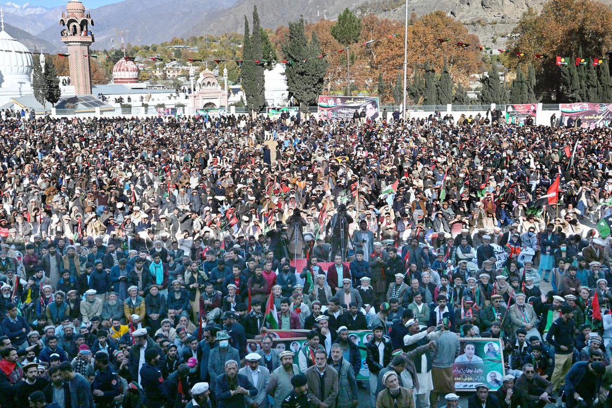 AhsanKaleri's tweet photo. چترال: پاکستان پیپلزپارٹی چیئرمین بلاول بھٹو زرداری کی عوام میں بڑھتی مقبولیت اور ہزاروں کی تعداد میں شامل ہونے والے عوام سلیکشن کی مخالفت کرتے ہوے، 8 جولائی پر پاکستان پیپلز پارٹی کی فتح کا پیغام دیتے ہیں۔
@BBhuttoZardari @sharjeelinam
@AseefaBZ
@AAliZardari
 #KPwithPPP https://t.co/RIE3ZHeyWK