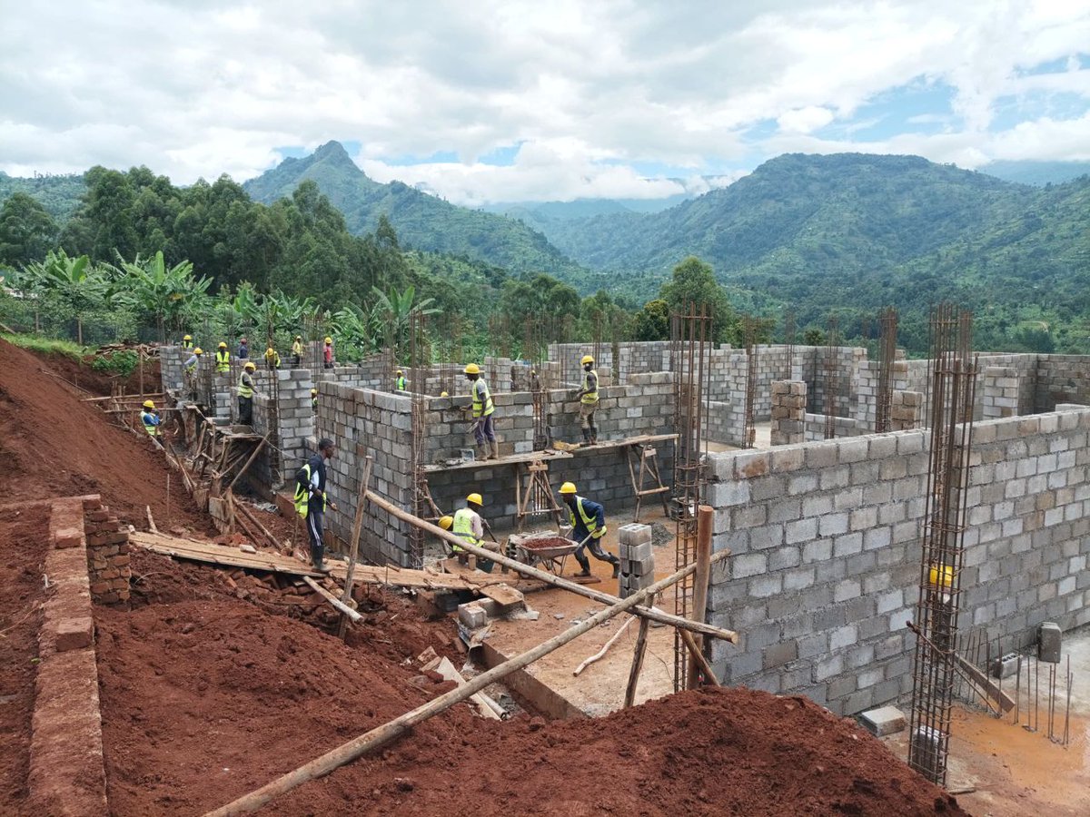 arclamackug's tweet image. Fridays are for site visits &amp;amp; changes.
Our team is geared up for on-site brilliance – from site analysis to drainage systems.
Ready to transform your vision?
🤙0708819961 / 0394824031.
Let&apos;s build excellence together!
#ConstructionFriday #SiteAnalysis #EngineeringExpertise