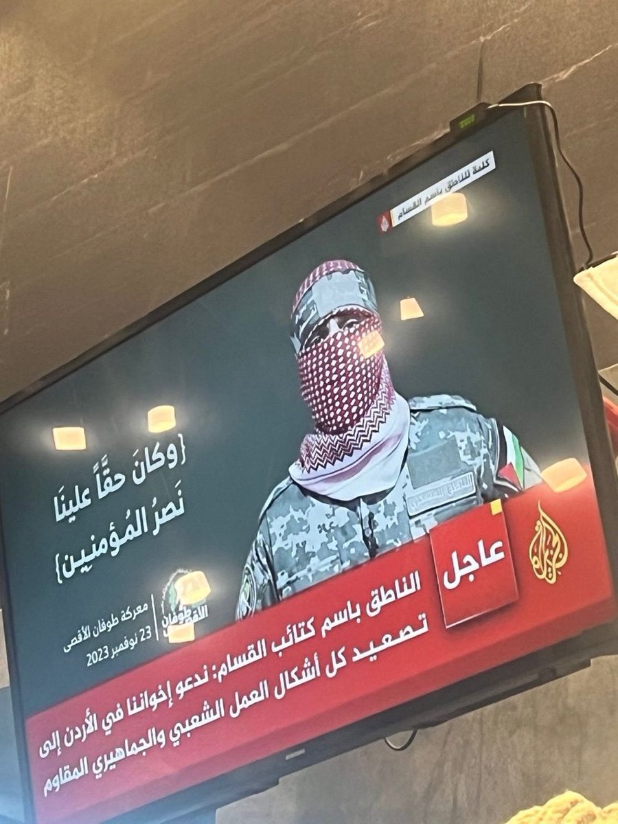 RAED_ARN's tweet image. عزيزي السعودي والأردني..

تم تصدير هذا المنقب كالنساء وألبسوه نفس الشماغ الأحمر وبهوية قبائلنا حتى تعتاده أعيننا وترتاح له قلوبنا وجيشوا الذباب الإلكتروني خلفه للدفاع عنه وتلميعه حتى يقول هذه الكلمة الظاهرة بشاشة الحقيرة ثم سيعقبها كلمات تحريضية تطال وطني كما طالت وطنكم، فكونوا…