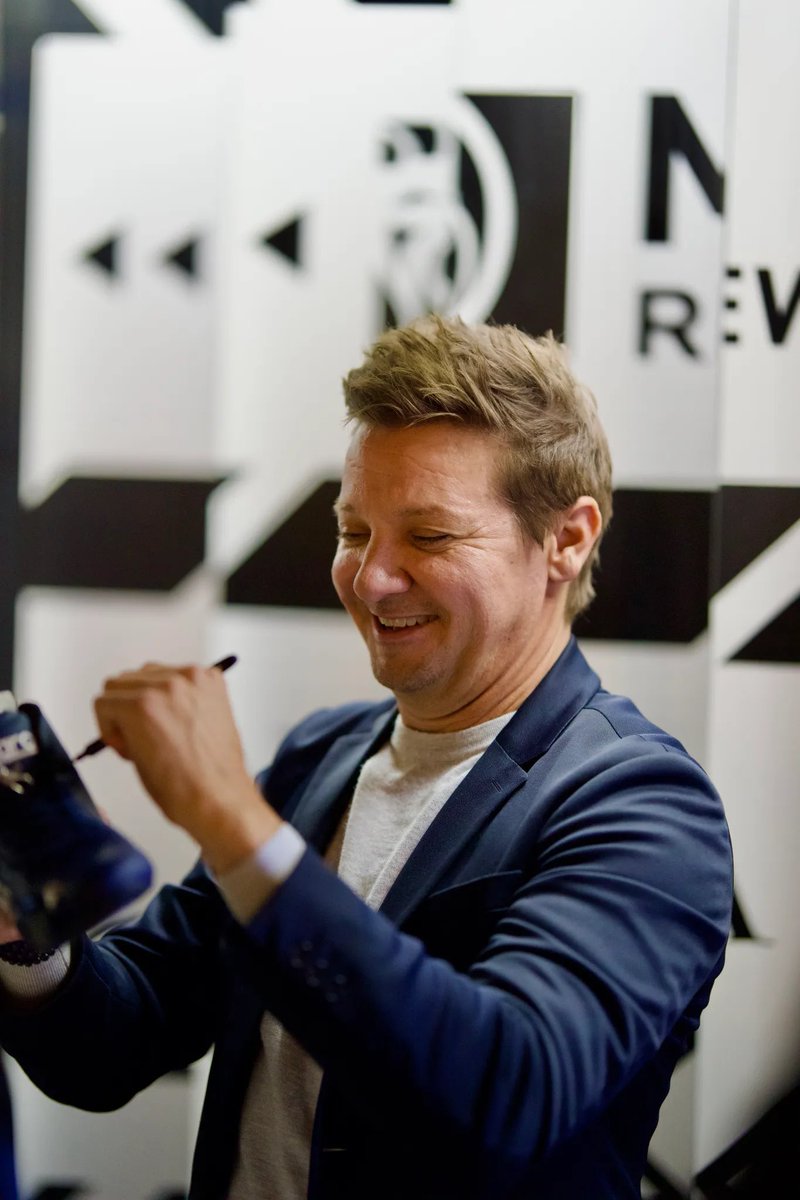 manpuk48's tweet photo. Jeremy Renner signs a shoe at the pop-up Shoey Bar experience located in the Bellagio’s Fountain Courtyard during Formula 1 race week in Las Vegas. 🏁🥃🏎️ https://t.co/f8eiBVWjKP