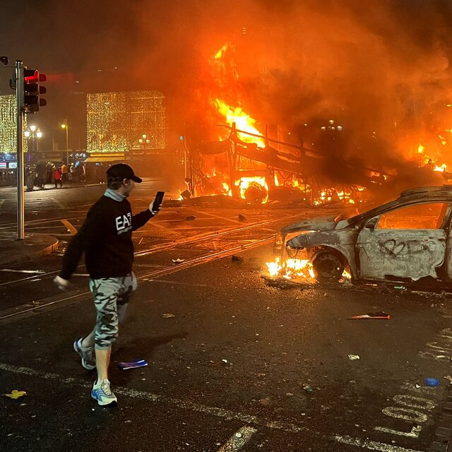 NewsAlgebraIND's tweet image. BIG BREAKING NEWS - Ireland 🇮🇪 people are burning immigration facilities &amp;amp; setting vehicles of illegal immigrants on fire amid riots following mass-stabbing attack 🔥

The unrest follows a stabbing spree by Algerian migrants 🇩🇿 who killed three young children &amp;amp; two adults outside…