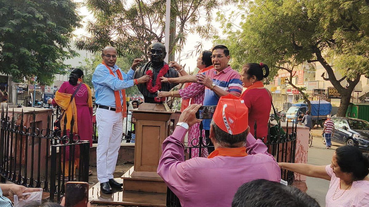 As part of #Swachhta_hi_seva campaign by <a href="/AmdavadAMC/">Amdavad Municipal Corporation</a> Honorable office bearers,officers and citizens took part in Statue cleaning today at various locations of the city.
#MyCityMyPride #CleanAmdavad #SwachhGujarat2023