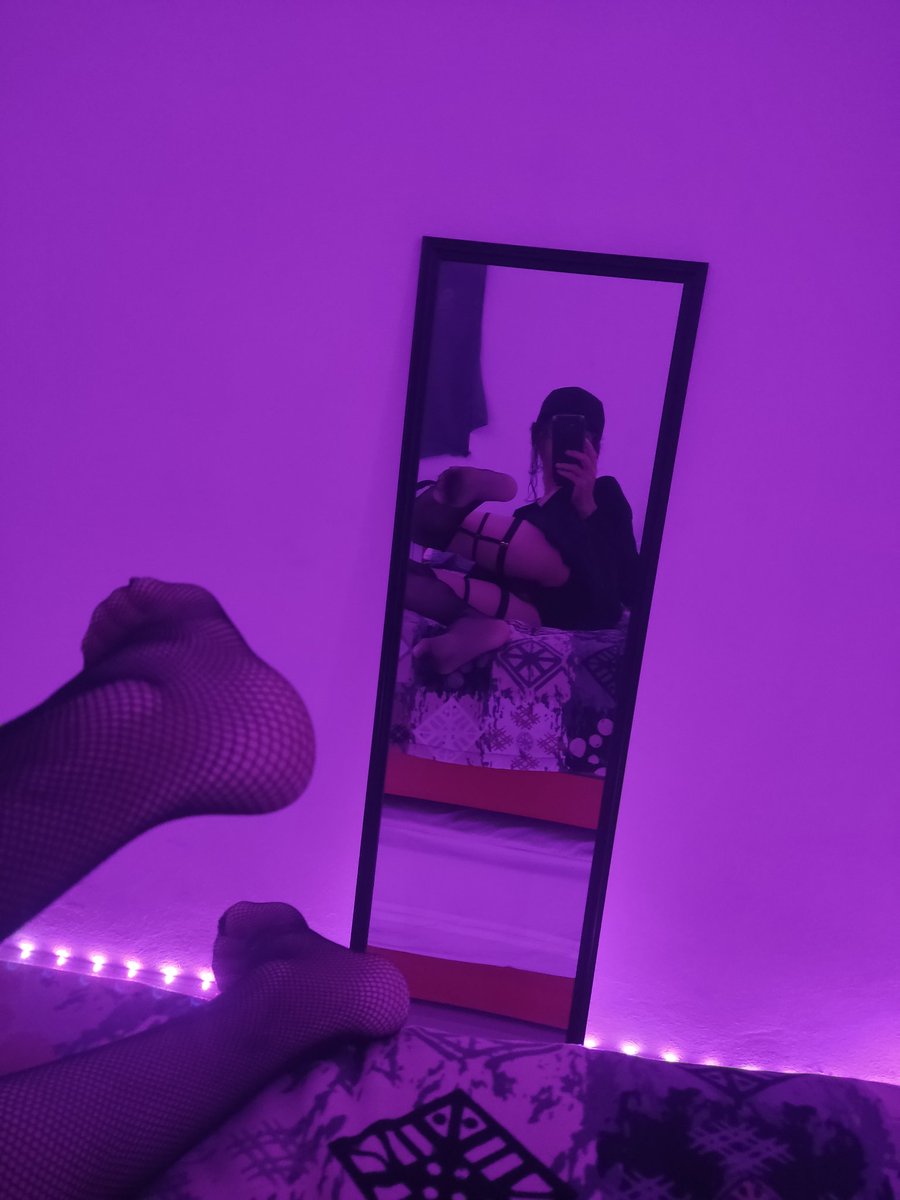 Mianime009's tweet photo. Díganme, qué prefieren para la próxima fotito? 🤭💜
-Foto Pata 👣
-Foto Pierna 🦵
-Foto Culo 🍑
#Femboy #trapito #sissy https://t.co/7JhTCl81Yn