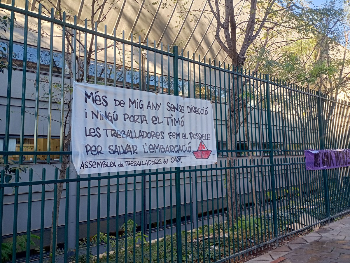 AssembleaSara's tweet photo. El Servei d'Atenció a Violència Masclista de l'Ajuntament de #Barcelona portem més de mig any sense directora. Les treballadores estem assumint una càrrega de treball molt elevada i estem arribant al col·lapse. Necessitem solucions de manera urgent! @bcn_ajuntament #25N2023 https://t.co/WO7M0t5QH3