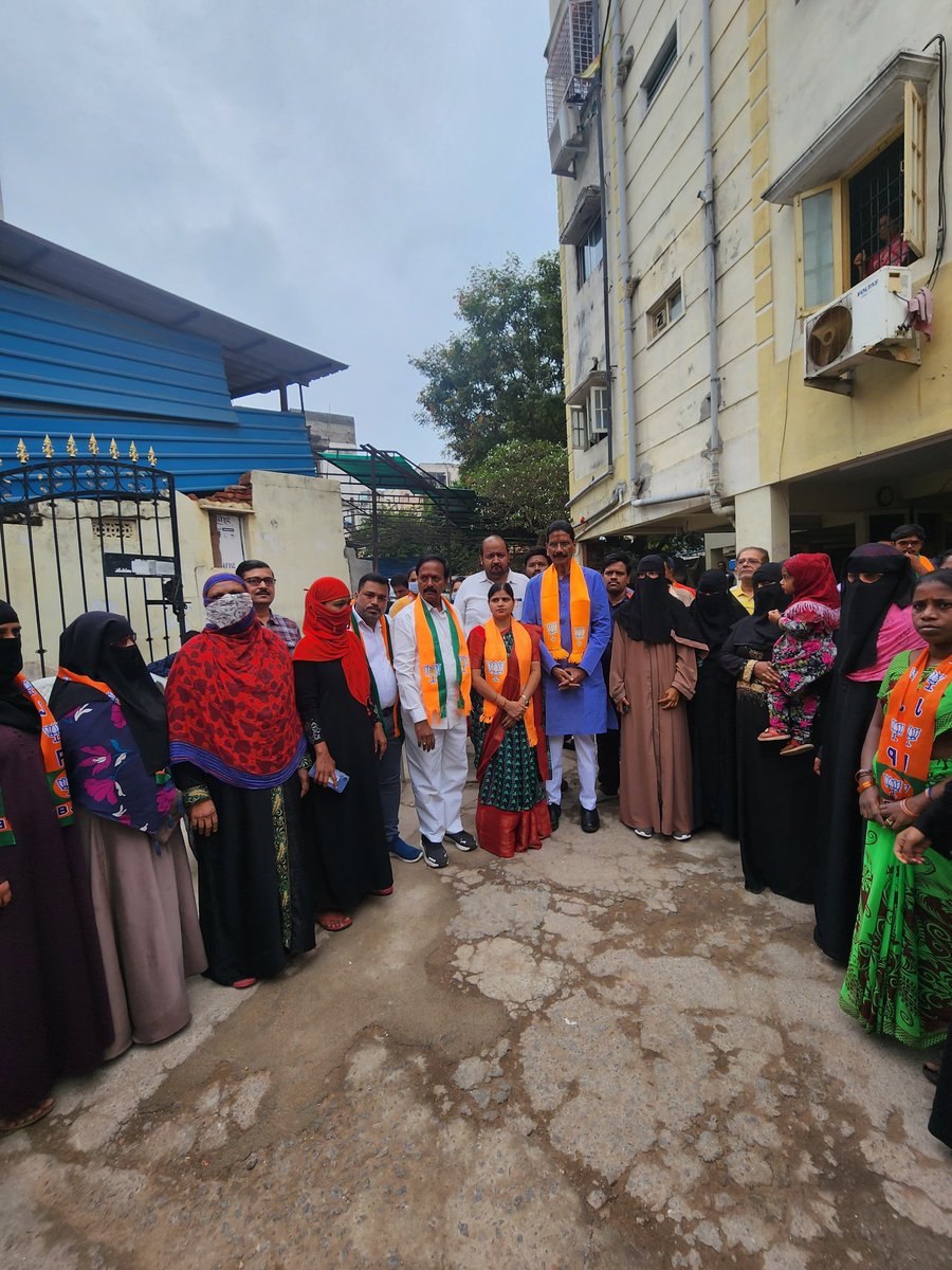 MSReddyOfficial's tweet photo. Today's (24/11/2023) morning's padayatra started from Gydin Bagh in Ramgopalpet Division

#TeamPost 
#Modi #TelanganaWithBJP
#BJP4Telangana #TelanganaElections2023 #BJP4Sanathnagar
#MSR4sanathnagar #MarriShashidharReddy https://t.co/MBxIvuwUza