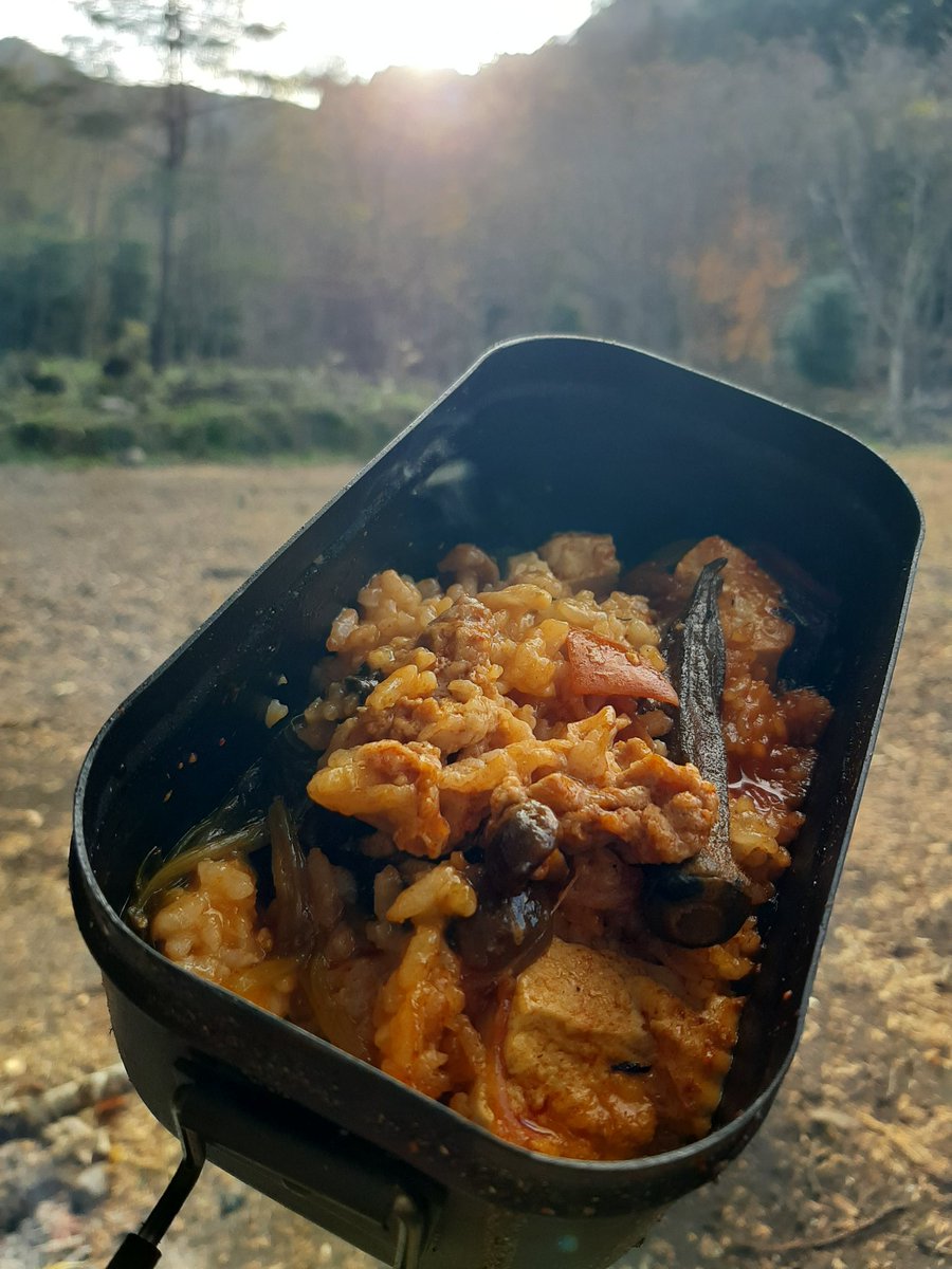 今日の朝飯は昨夜の海鮮スンドゥブチゲに🍙を入れてクッパにしました。
玉子忘れてた…😢

#キャンプ飯 #キャンプ #クッパ