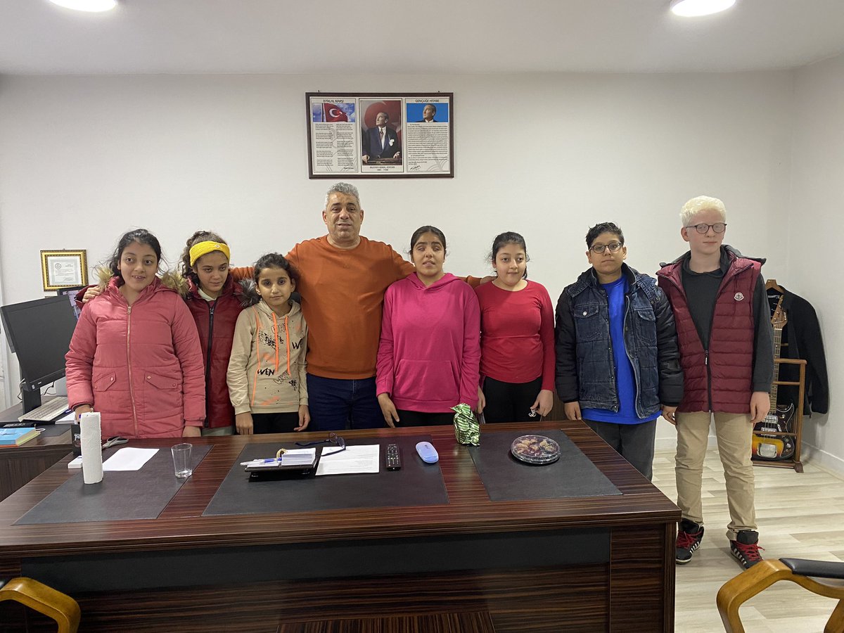 Okulumuz 8. Sınıf öğrencileri okul müdürümüz Sayın Murat KAR’ın öğretmenler gününü kutladılar. Bizde bu vesile ile tüm öğretmenlerimizin öğretmenler günü kutluyoruz. <a href="/muratka38072641/">murat kar</a>