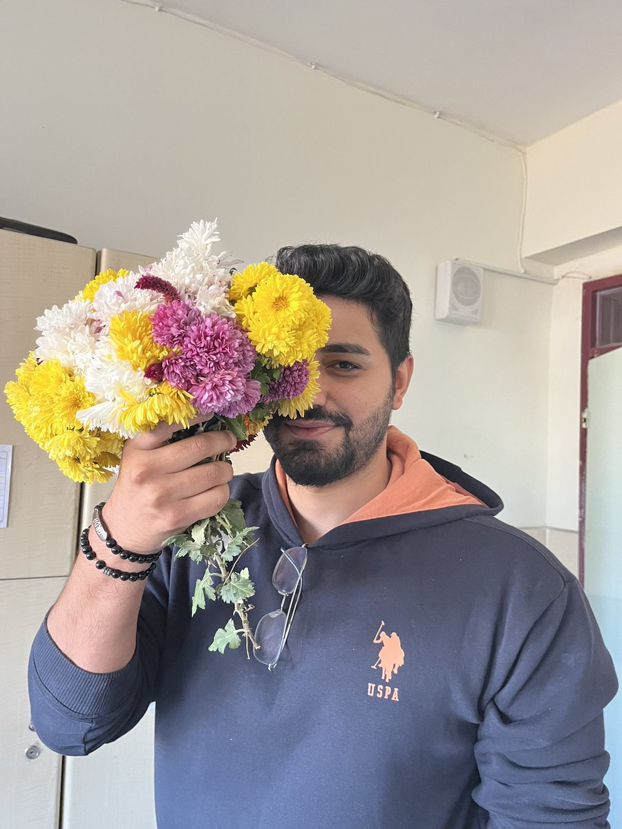 Siz alışmışsınız çiçek sepetinden hediye gelmesine. Benim öğrenciler tarladan çalıp getirince şaşırdınız tabi.