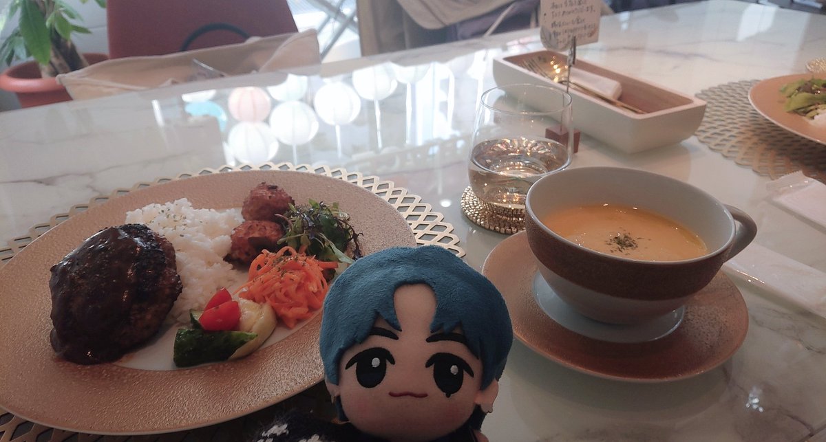 yoneyuuuu's tweet photo. 限定5食のハンバーグ定食食べた～！本当に何から何まですごい美味しい🫠「OWVのお陰で朝から満席で最高です～！」ってあの店長さん何回か言ってた気がする🫶(かわいい)
#369terracecafe
#OWV #OWV_MUSEUM https://t.co/QbpAnVQNOO