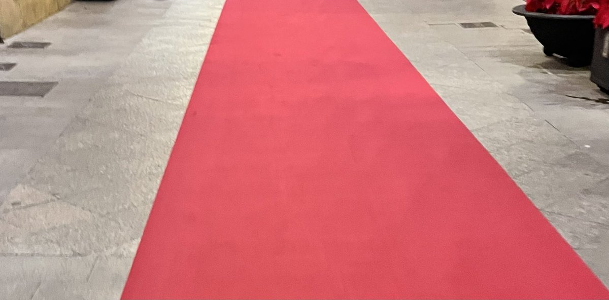 Para que ponen podotáctiles en la trapería si los van a tapar con una alfombra roja