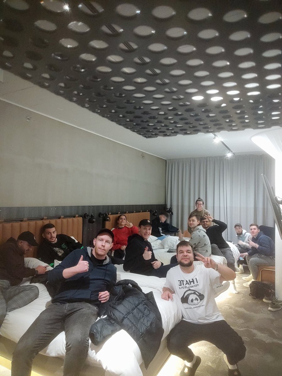Style_coc's tweet photo. Buenos días! 😍

Yendo ya al evento, estoy muy nervioso pero con mucha confianza en mi equipo! 💪

Que se manifieste la gente de Latam y España que no va a dormir o dormir poco por ver el Mundial! 🤗

Os dejo una foto de ayer en mi habitación con los chicos de VN Esporting que estamos por Helsinki! ❤

WE ARE READY! 😈